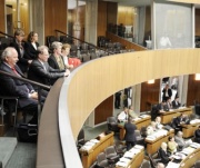 Der Präsident des Schwedischen Reichstags Per Westerberg (4.v.li) verfolgt eine Nationalratssitzung
