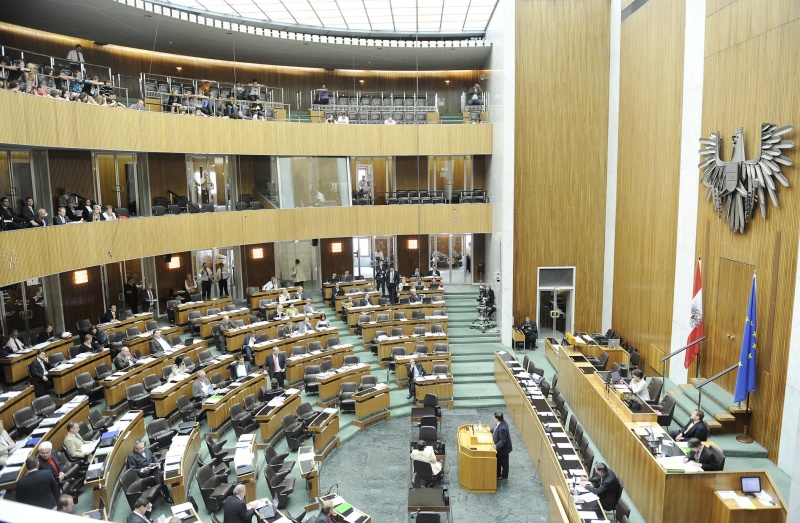 Der Präsident des Schwedischen Reichstags Per Westerberg (Galerie 4.v.li) verfolgt eine Nationalratssitzung