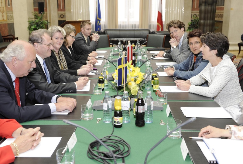 Linke Seite schwedische Delegation mit Per Westerberg (2.v.li). Rechte Seite österreichische Delegation v.li. Mag. Helfried Carl; Nationalratsabgeordnete Sonja Ablinger; Nationalratspräsidentin Mag.a Barbara Prammer