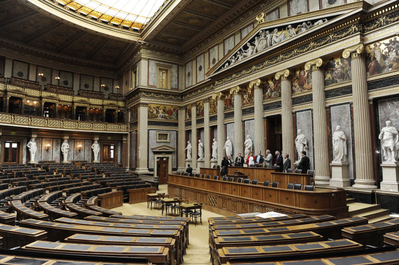 Besichtigung des Historischen Sitzungssaales durch den Präsidenten des Schwedischen Reichstags Per Westerberg (5.v.li) mit Dr. Joseph Wirnsperger(8.v.li) und Yilmaz Kara(9.v.li) - Parlamentsdirektion