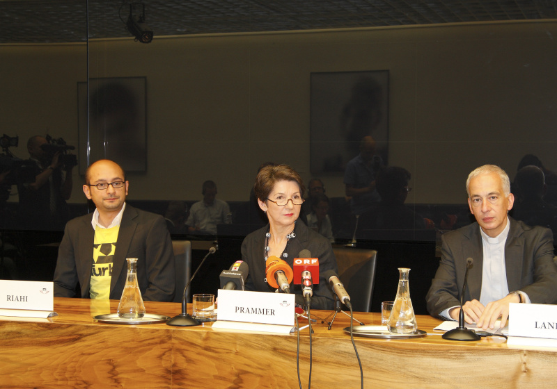 v.li. Arash T. Riahi - Regisseur, Mag. Barbara Prammer - Praesidentin des Nationalrates, Msgr. DDr. Michael Landau - Caritasdirektor der Erzdioezese Wien