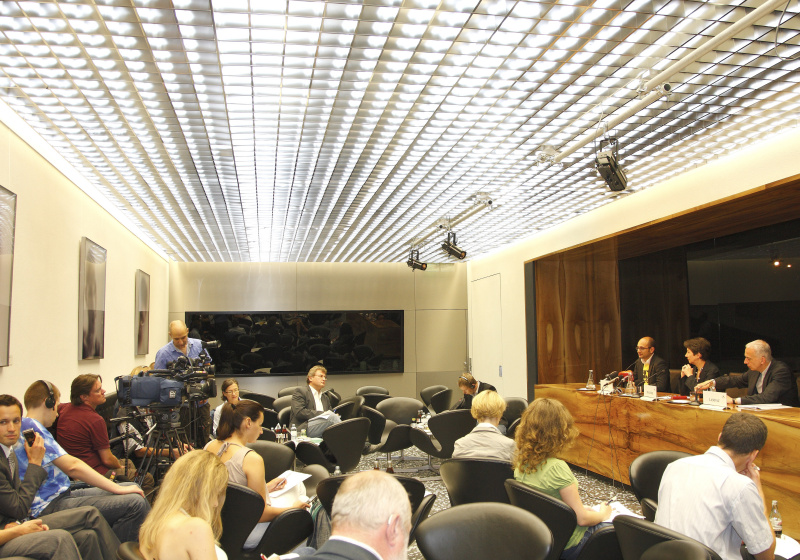 v.li. Arash T. Riahi - Regisseur, Mag. Barbara Prammer - Praesidentin des Nationalrates und Msgr. DDr. Michael Landau - Caritasdirektor der Erzdioezese Wien am Podium.