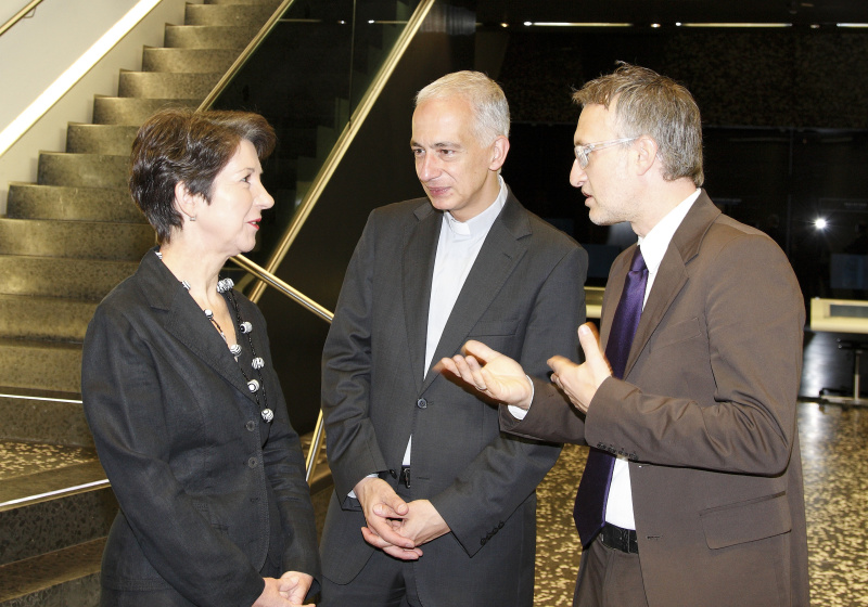 v.li. Mag. Barbara Prammer - Praesidentin des Nationalrates, Msgr. DDr. Michael Landau - Caritasdirektor der Erzdioezese Wien, Veranstaltungsteilnehmer