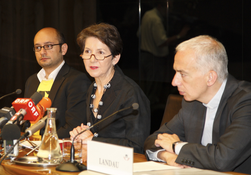 v.li. Arash T. Riahi - Regisseur, Mag. Barbara Prammer - Praesidentin des Nationalrates, Msgr. DDr. Michael Landau - Caritasdirektor der Erzdioezese Wien
