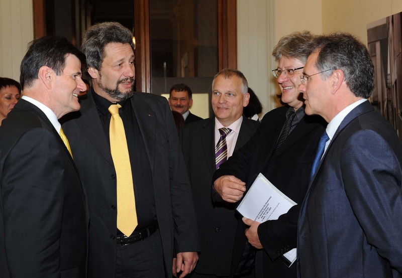 v.li. Blaz Kavcic; Bundesratspräsident Harald Reisenberger; Bundesrat Gottfried Kneifel: Bundesrat Stefan Schennach und Veranstaltungsteilnehmer