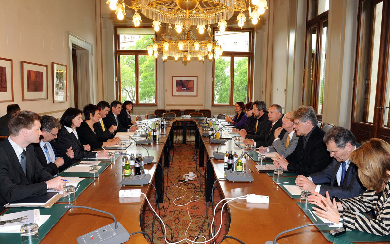 Linke Seite die slowenische Delegation mit Blaz Kavcic (5.v.li). Rechte Seite die österreichische Bundesratsdelegation mit Bundesratspräsident Harald Reisenberger (3.v.li.), weiters die Bundesräte Gottfried Kneifel, Albrecht Konecny, Stefan Schennach, Veranstaltungsteilnehmer und Alice Alsch-Harant - Bundesratsvizedirektorin