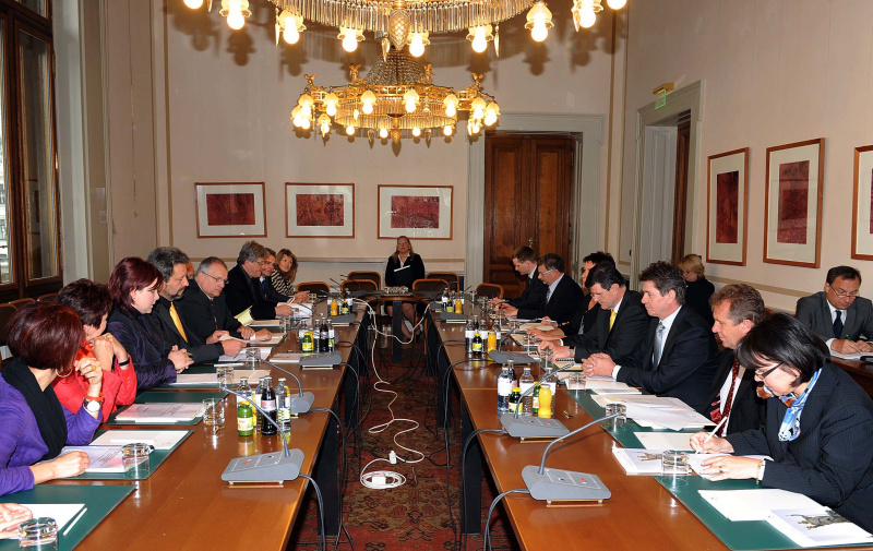 Rechte Seite die slowenische Delegation mit Blaz Kavcic (4.v.li).Linke Seite die österreichische Bundesratsdelegation mit Bundesratspräsident Harald Reisenberger (4.v.li.), weiters die Bundesräte Gottfried Kneifel, Stefan Schennach, Veranstaltungsteilnehmer und Alice Alsch-Harant - Bundesratsvizedirektorin. Hintergrund mitte, sitzend Julia Krajcik - Parlamentsdirektion