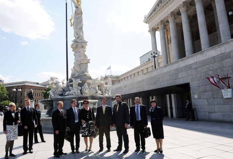 Slowenische Delegation mit Blaz Kavcic (6.v.li.) und Bundesratspräsident Harald Reisenberger (7.v.li.)