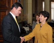 Nationalratspräsidentin Mag.a Barbara Prammer(re) begrüßt Mag. Blaz Kavcic. Im Hintergrund Dr. Alice Alsch-Harant - Bundesratsvizedirektorin