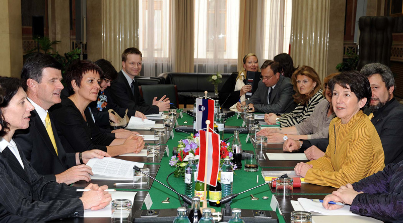 Linke Seite die slowenische Delegation mit Blaz Kavcic (2.v.li). Rechte Seite die österreichische Delegation (v.li) Julia Krajcik; Leopold Fruhmann; Sophie Landertshammer; Alice Alsch-Harrant;  Mag. Dr. Brigitte Brenner - Parlamentsdirektion; Bundesratspräsident Harald Reisenberger und  Nationalratspräsidentin Mag.a Barbara Prammer
