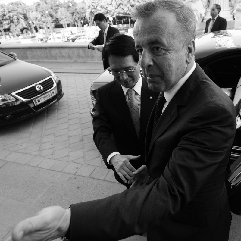 Kim Hyong-O wird von Dr. Joseph Wirnsperger (re) - Parlamentsdirektion in das Parlamentsgebäude geleitet