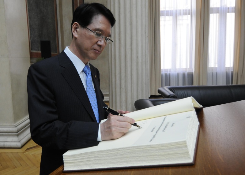 Kim Hyong-O beim Eintrag ins Gästebuch