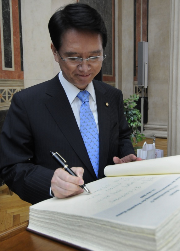 Kim Hyong-O beim Eintrag ins Gästebuch