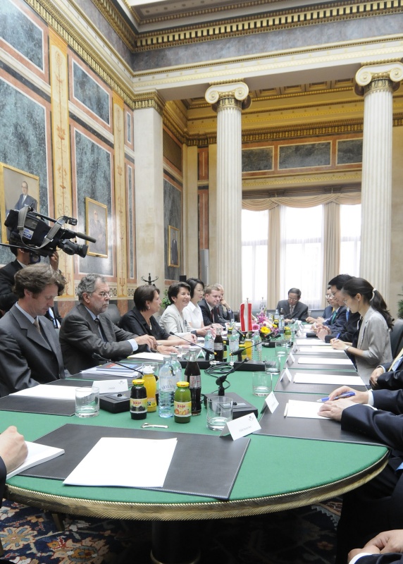 Linke Bildhälfte: v.li.Mag. Helfried Carl;  Dr. Alexander van der Bellen; Nationalrätin Renate Csörgits; Mag.a Barbara Prammer; Veranstaltungsteilnehmerin; Nationalratsabgeordneter Werner Amon. Rechte Bildhälfte: Koreanische Delegation der Nationalversammlung der Republik Korea
