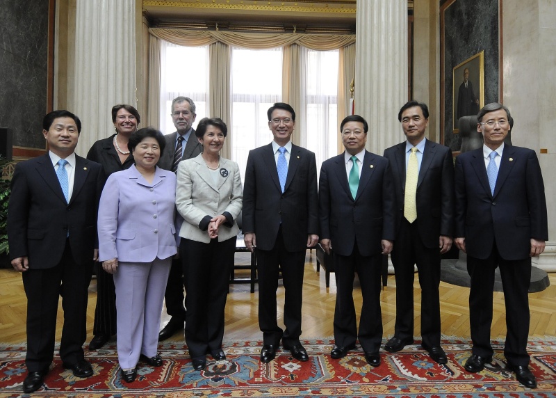 Koreanische Delegation der Nationalversammlung mit: Nationalratsabgeordnete Renate Csörgits (2.v.li);  Nationalratsabgeordneter Dr. Alexander van der Bellen (4.v.li); Nationalratsapräsidentin Mag.a Barbara Prammer (5.v.li) ;Kim Hyong-O (6.v.li)