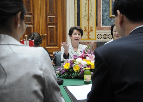 Nationalratspräsidentin Mag.a Barbara Prammer (Bildmitte) im Gepräch mit der Delegation aus Korea