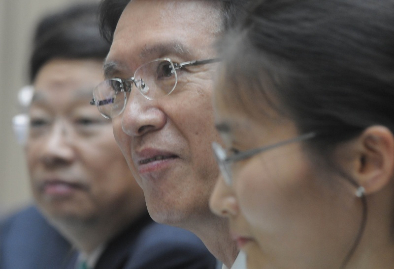 Koreanische Delegation mit Kim Hyong-O (Bildmitte)