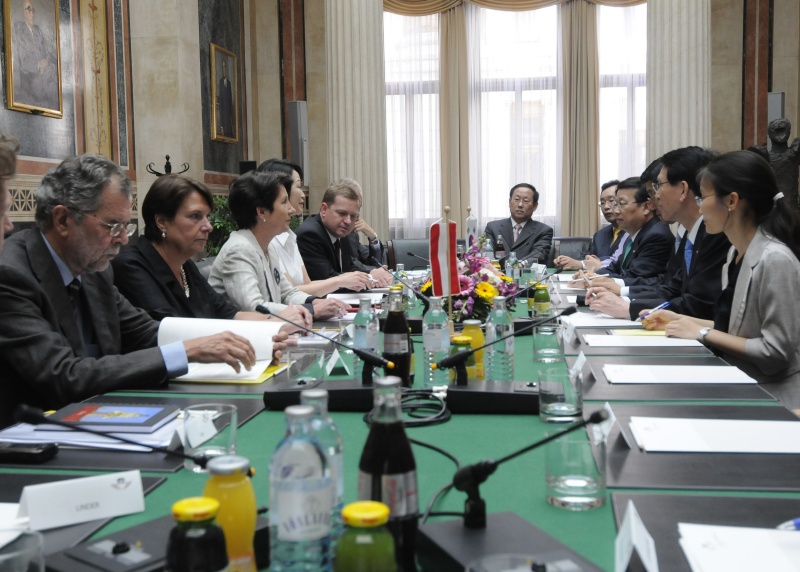 Linke Bildhälfte: v.li. Nationalratsabgeordneter Dr. Alexander van der Bellen; Nationalratsabgeordnete Renate Csörgits; Mag.a Barbara Prammer; Veranstaltungsteilnehmerin; Nationalratsabgeordneter Werner Amon. Rechte Bildhälfte: Koreanische Delegation der Nationalversammlung der Republik Korea mit Kim Hyong-O (3.v.li)