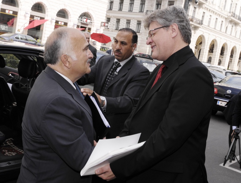 Begrüßung seiner königlichen Hoheit Prinz Hassan Bin Talal von Jordanien (li) durch Bundesrat Stefan Schennach (re)