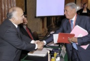 Seine Königliche Hoheit Prinz Hassan bin Talal von Jordanien (li) begrüßt Abderrahmane Bouhrizi, Tunesien  Vizevorsitzender des EMPV ad hoc Ausschusses für Energy und Umwelt (re.)