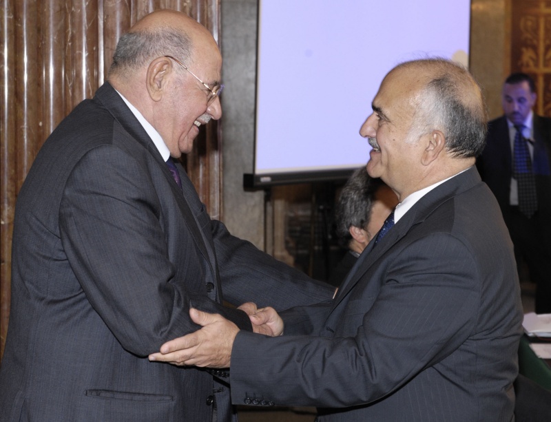 Ibrahim Abu Ayyash, Palästina (li) begrüßt Seine Königliche Hoheit Prinz Hassan Bin Talal von Jordanien (re)