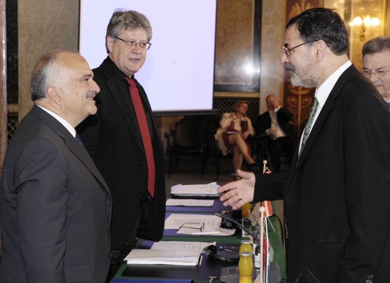 v.li Seine Königliche Hoheit Prinz Hassan Bin Talal von Jordanien; Bundesrat Stefan Schennach; David Hammerstein Europäisches Parlament
