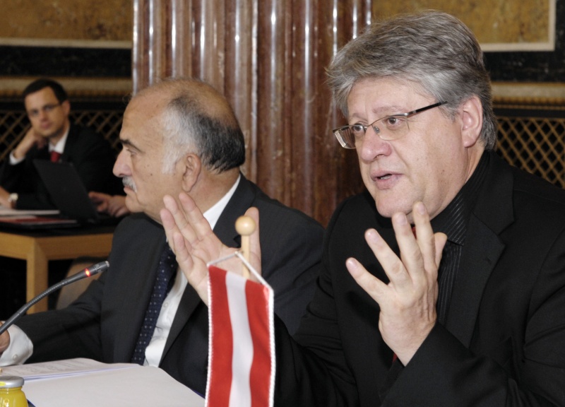 v.li Veranstaltungsteilnehmer (Hintergrund); Seine Königliche Hoheit Prinz Hassan Bin Talal von Jordanien; Bundesrat Stefan Schennach