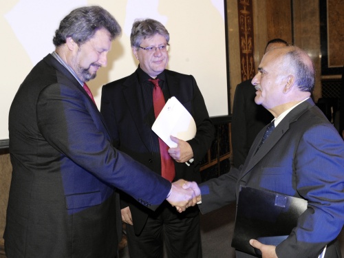 Bundesratspräsident Harald Reisenberger (li) begrüßt Seine Königleiche Hoheit Prinz Hassan Bin Talal von Jordanien (re). Bundesrat Stefan Schennach (mitte)