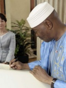 Amandou Toumani Toure (re) trägt sich ins Gästebuch ein. Im Hintergrund Nationalratspräsidentin Mag.a Barbara Prammer
