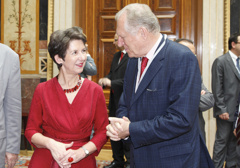 Mag. Barbara Prammer - Praesidentin des Nationalrates und ein  Veranstaltungsteilnehmer