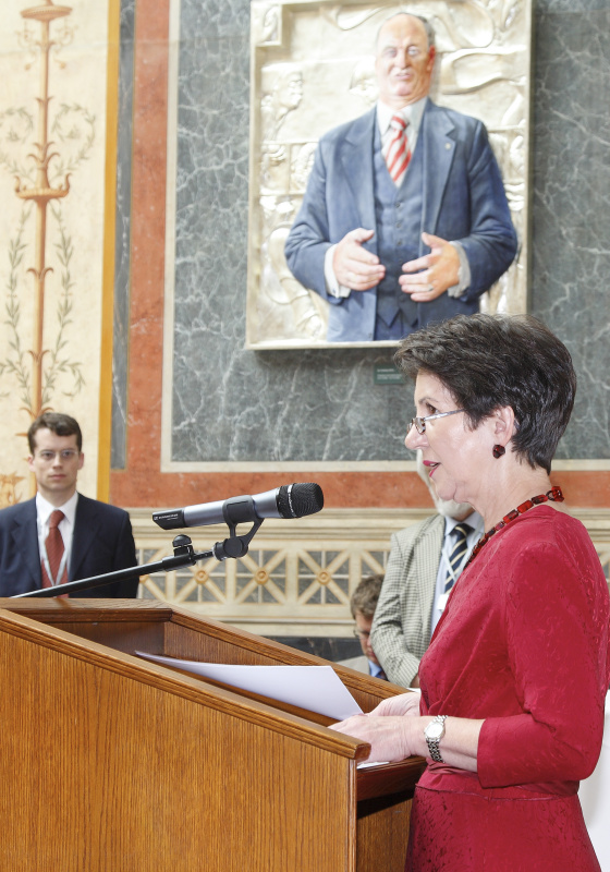 Mag. Barbara Prammer - Praesidentin des Nationalrates am Rednerpult.