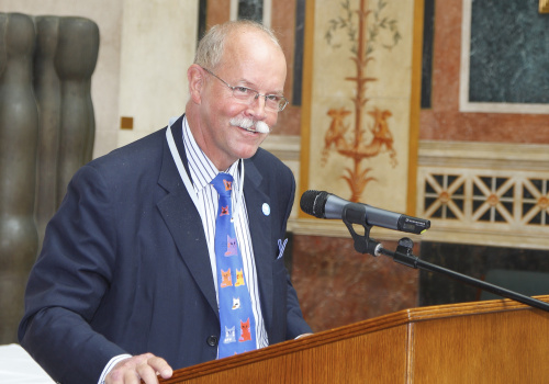 Prof. Leif Edvinsson - President of the New Club of Paris am Rednerpult.