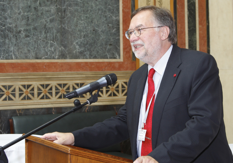 Prof. DI Guenter Koch - New Club of Paris am Rednerpult.