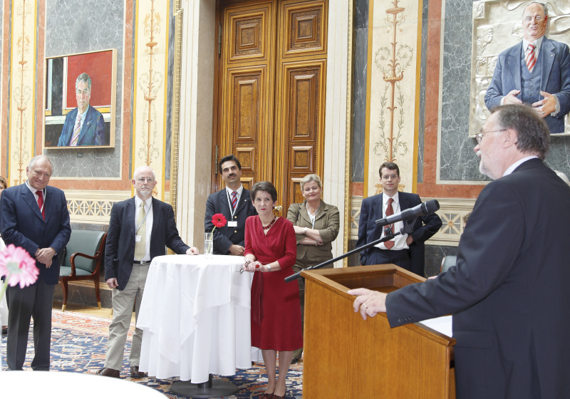 Prof. DI Guenter Koch - New Club of Paris am Rednerpult.Im Hintergrund Nationalratspräsidentin Mag. Barbara Prammer