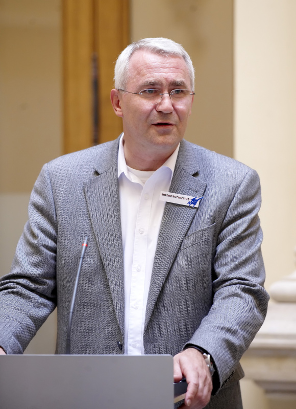 Dritter Nationalratspraesident Martin Graf am Rednerpult