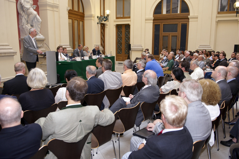 Dritter Nationalratspraesident Martin Graf am Rednerpult