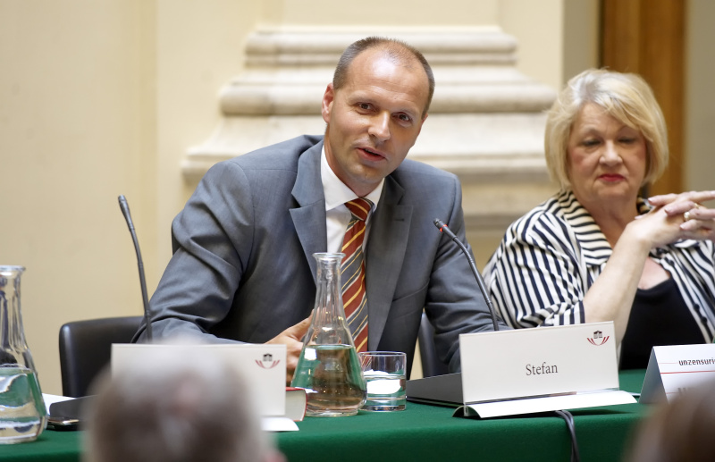 von links: Moderator Mag. Harald Stefan - Notar, und Katharina Grieb - Obfrau der internationalen Gesellschaft fuer Menschenrechte, Sektion Oesterreich, bei der Podiumsdiskussion