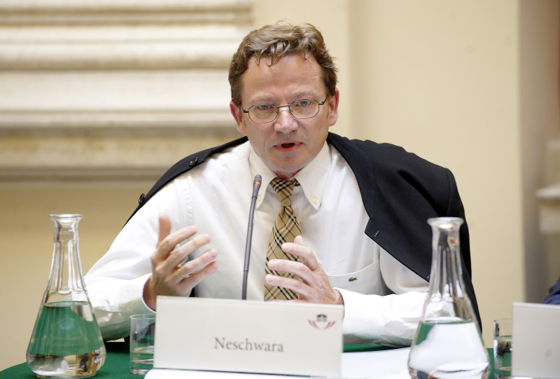 Ao.Univ.-Prof.Dr. Christian Neschwara bei der Podiumsdiskussion