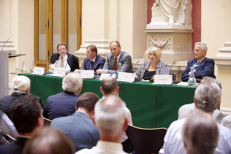 von links: Ao.Univ.-Prof.Dr. Christian Neschwara, Rechtsanwalt  Dr. Eike Lindinger und Moderator Mag. Harald Stefan - Notar, Katharina Grieb - Obfrau der internationalen Gesellschaft fuer Menschenrechte, Sektion Oesterreich, Dr. Andreas Unterberger - Chefredakteuer der Wiener Zeitung, bei der Podiumsdiskussion