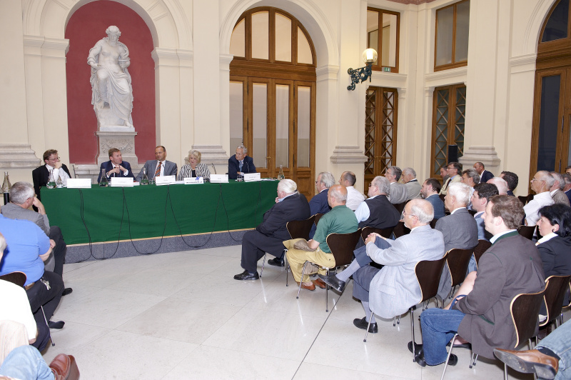 von links: Ao.Univ.-Prof.Dr. Christian Neschwara, Rechtsanwalt  Dr. Eike Lindinger und Moderator Mag. Harald Stefan - Notar, Katharina Grieb - Obfrau der internationalen Gesellschaft fuer Menschenrechte, Sektion Oesterreich, Dr. Andreas Unterberger - Chefredakteuer der Wiener Zeitung, bei der Podiumsdiskussion