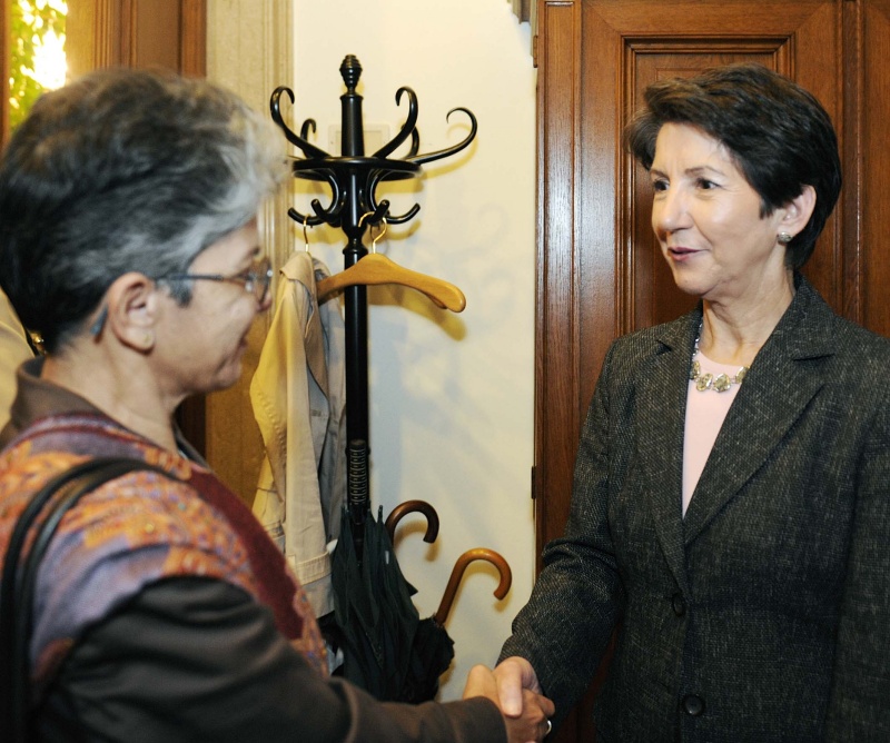 Nationalratspräsidentin Mag.a Barbara Prammer (re) begrüßt Abg. Maria Virginia Videira - Chair: Committee on Planning and Budget and Member of Frelimo Bench (li)