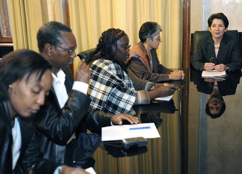 v.li. Manuesse Mocumbi - staff member international department; Abg. Abel Gabriel Mabunda - Rapporteur: Committee on Planning and Budget and Member of Renamo Electoral Union Coalition; Hon. Maria Angela Manjate - Member of Frelimo Bench; Abg. Maria Virginia Videira - Chair: Committee on Planning and Budget and Member of Frelimo Bench und Nationalratspräsidentin Mag.a Barbara Prammer