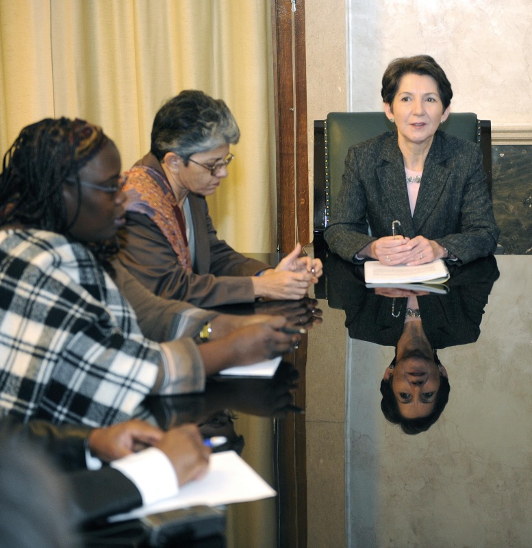 v.li. Hon. Maria Angela Manjate - Member of Frelimo Bench; Abg. Maria Virginia Videira - Chair: Committee on Planning and Budget and Member of Frelimo Bench und Nationalratspräsidentin Mag.a Barbara Prammer
