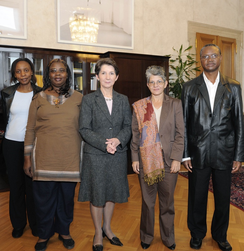 v.li. Manuesse Mocumbi - staff member international department; Hon. Maria Angela Manjate - Member of Frelimo Bench; Natioinalratspräsidentin Mag.a. Barbara Prammer; Abg. Maria Virginia Videira - Chair: Committee on Planning and Budget and Member of Frelimo Bench; Abg. Abel Gabriel Mabunda - Rapporteur: Committee on Planning and Budget and Member of Renamo Electoral Union Coalition
