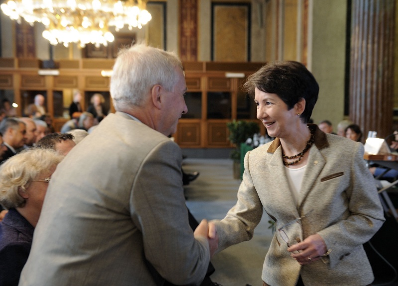 Nationalratspräsidentin Mag.a Barbara Prammer (re) begrüßt Fritz Verzetnitsch