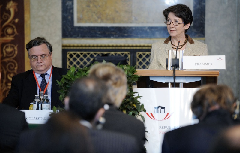 v.li Ulrich Golaszinski - Friedrich Ebert Stiftung; Nationalratspräsidentin Mag.a Barbara Prammer am Rednerpult.