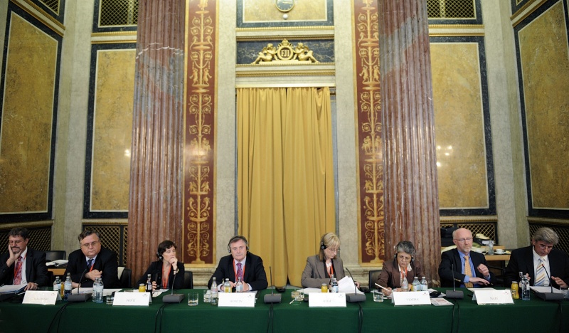 v.li Veranstaltungsteilnehmer; Ulrich Golaszinski, Friedrich Ebert Stiftung (FES); Marina Ponti, UN Millennium Kampagne, Direktorin für Europa; Brendan Howlin, stellvertretender Präsident des irischen Repräsentantenhauses, AWEPA Vizepräsidentin; Kristen Heim, AWEPA – Referentin; Virginia Videira, Vorsitzende des Planungs- und Budgetausschusses des Mosambikanischen Parlaments; Anton Mair (BMeiA); Franz Glaser - Nationalratsabgeordneter