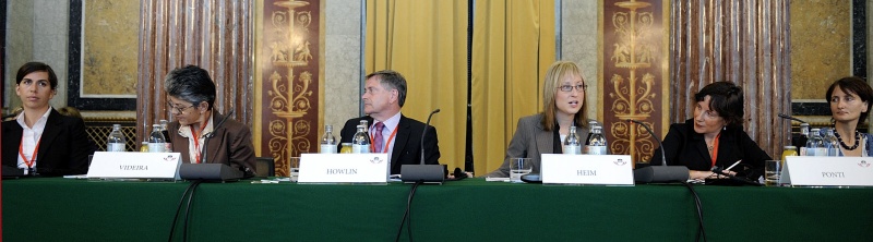 v.li Veranstaltungsteilnehmerin; Virginia Videira - Vorsitzende des Planungs- und Budgetausschusses des Mosambikanischen Parlaments; Brendan Howlin - stellv. Präsident des irischen Repräsentantenhauses, AWEPA-Vizepräsident; Kristen Heim - AWEPA-Referentin; Marina Ponti - UN Millennium Kampagne, Direktorin für Europa; Veranstaltungsteilnehmerin