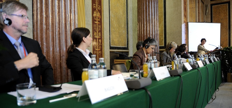 v.li Veranstaltungsteilnehmer; Veranstaltungsteilnehmerin;  Virginia Videira - Vorsitzende des Planungs- und Budgetausschusses des Mosambikanischen Parlaments;  Kristen Heim - AWEPA-Referentin; Marina Ponti - UN Millennium Kampagne, Direktorin für Europa; Veranstaltungsteilnehmerinen und im Hintergrund Nationalratspräsidentin Mag.a Barbara Prammer