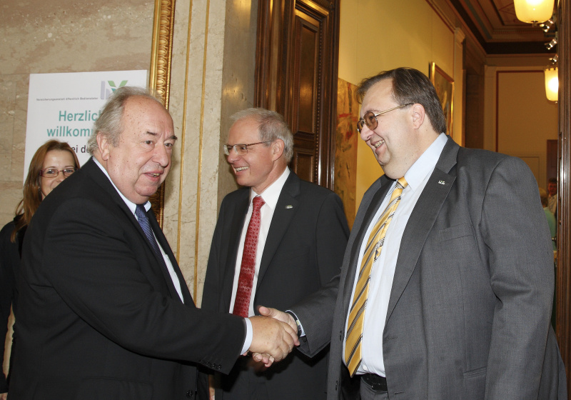 v.li. Fritz Neugebauer - Zweiter Praesident des Nationalrates begrüßt einenVeranstaltungsteilnehmer